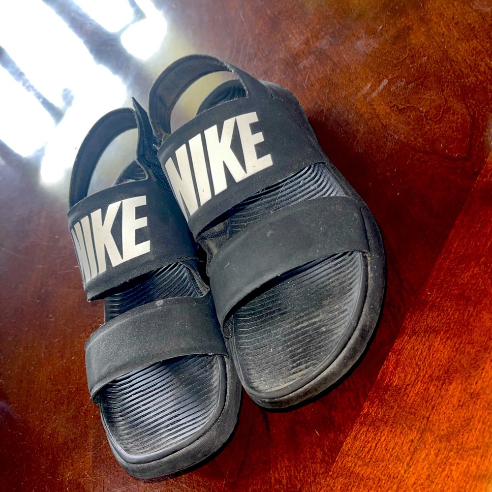 Nike sandals!! Size 9 worn a handful of times.
